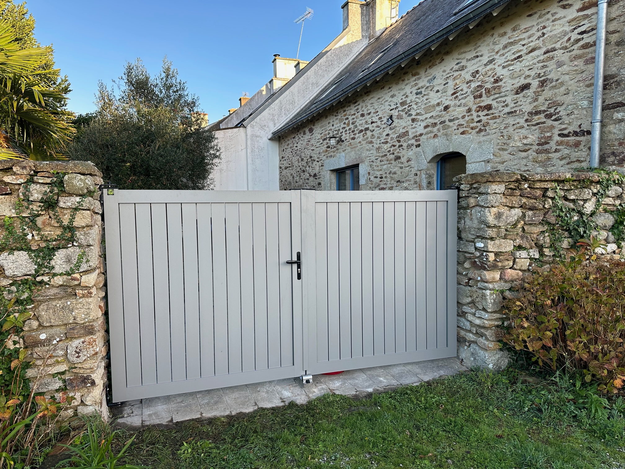 Portail battant réalisé sur mesure dans le Morbihan